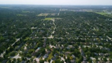 Yaz zamanı Amerikan banliyösünün insansız hava aracı görüntüsü. Mahallenin fotoğrafını çekiyorum. - Evet. Yüksek kalite 4k görüntü