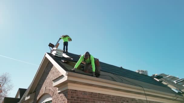 屋顶修补或更换在阳光灿烂的日子里损坏的 需要更换的弹壳 2022年10月28日 高质量的4K镜头 — 图库视频影像