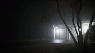 Sisli mistik bir gecede yalnız bir ev. Yüksek kalite 4k görüntü