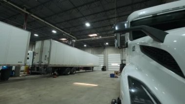 Tamirat için tamirhanedeki kamyon. Yüksek kalite 4k görüntü