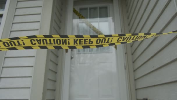 住宅の近くの警察の調査のための注意テープ 高品質4K映像 — ストック動画