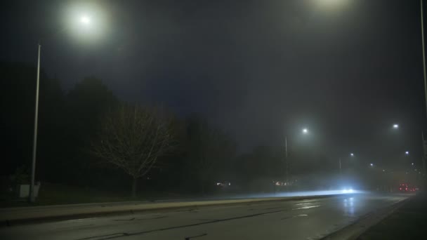 汽车在夜间行驶在烟雾弥漫的道路上 高质量的4K镜头 — 图库视频影像