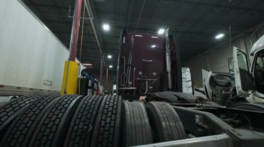 Tamirat için tamirhanedeki kamyon. Yüksek kalite 4k görüntü