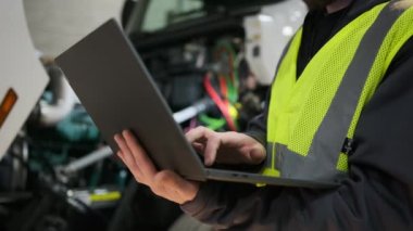 Teknik merkezde ya da depoda aracın servisi, dizüstü bilgisayardaki kamyon hakkındaki bilgileri kaydediyor. Yüksek kalite 4k görüntü