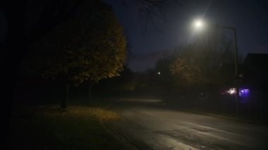 Gece vakti sis ve duman yolu. Yüksek kalite 4k görüntü