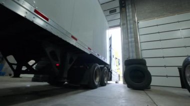 Tamirat için tamirhanedeki kamyon. Yüksek kalite 4k görüntü