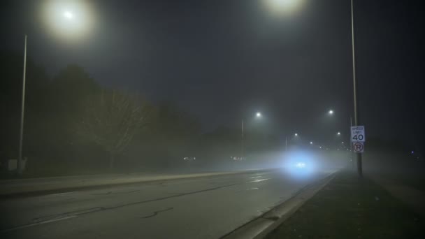 Samochody Jeżdżą Drogach Dymu Mgły Nocy Wysokiej Jakości Materiał — Wideo stockowe