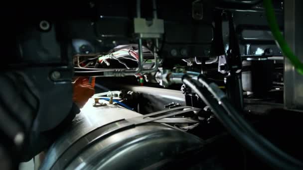 Hombre Mecánico Con Guantes Trabajo Una Estación Servicio Camiones Imágenes — Vídeo de stock