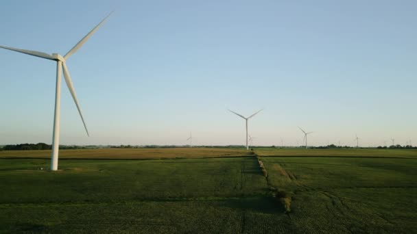日落时带着风力涡轮机站在麦田里的风车公园的空中景观 是的高质量的4K镜头 — 图库视频影像