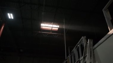 Duman pencereye doğru yükselir, kamerayı hareket ettirir. Yüksek kalite 4k görüntü