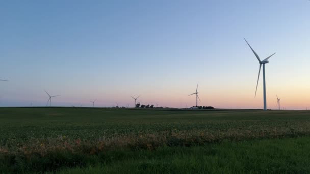 日落时站在麦田里的一个装有风力涡轮机的风力公园 是的高质量的4K镜头 — 图库视频影像