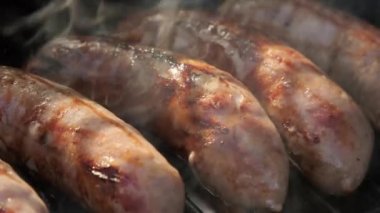 Kömürlü ızgarada ateşte ızgara sosis. Ağır çekim. Yüksek kalite 4k görüntü