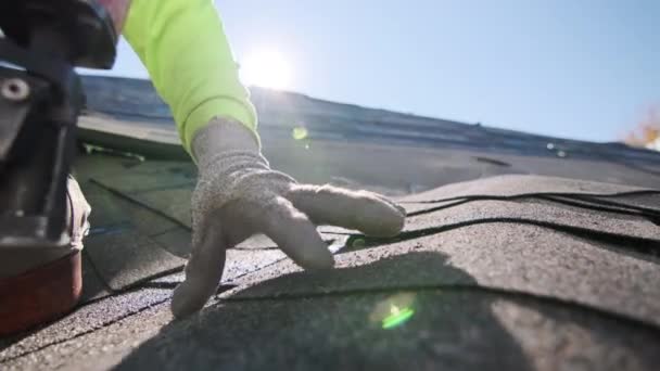 屋顶修理或更换在晴天损坏 需要更换的带状物 — 图库视频影像