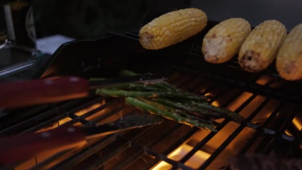 バーベキューグリルで新鮮なアスパラガス料理 スローモーション 高品質4Kフットタグ — ストック動画