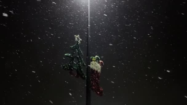 Первый Снег Выпадает Новогоднее Украшение Освещенное Праздничными Огнями Высококачественные Кадры — стоковое видео