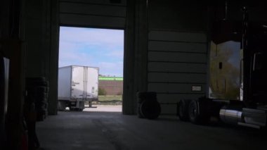 Tamirat için tamirhanedeki kamyon. Yüksek kalite 4k görüntü