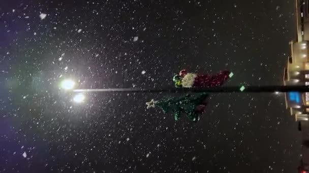 Primera Nieve Cayendo Para Decoración Año Nuevo Iluminado Con Luces — Vídeo de stock