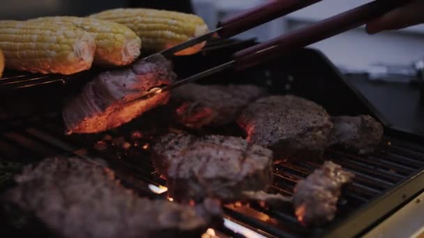 Cibo Americano Barbecue Sulla Griglia Calda Hamburger Mais Grigliato All — Video Stock