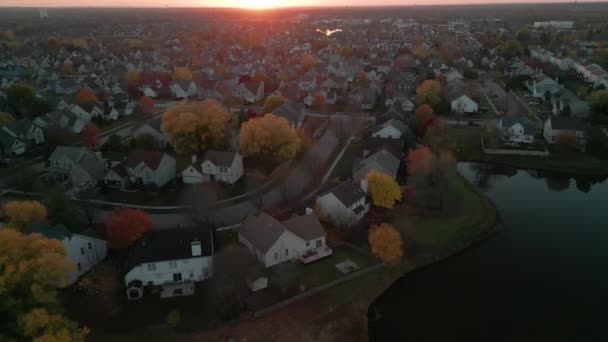 Widok Drona Amerykańskich Przedmieść Jesienią Ustalam Ujęcie Okolicy Tak Wysokiej — Wideo stockowe
