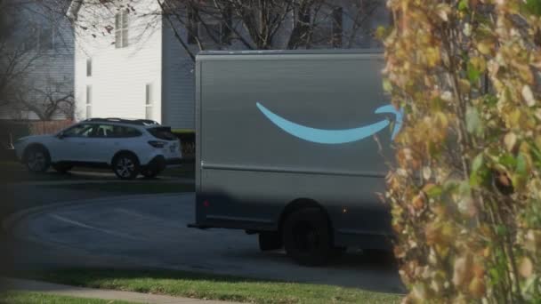 Amazon Prime Ciężarówka Dostawcza Lokalnym Parkingu Ulicy Przedmieściach Wydział Wewnętrzny — Wideo stockowe