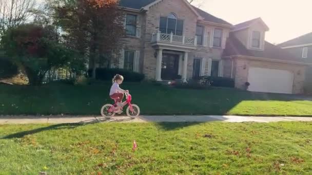 Dziewczynka Jeździ Rowerze Parku Przedmieściach Słoneczny Jesienny Dzień Wysokiej Jakości — Wideo stockowe