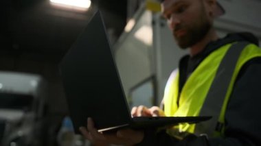 Teknik merkezde ya da depoda aracın servisi, dizüstü bilgisayardaki kamyon hakkındaki bilgileri kaydediyor. Yüksek kalite 4k görüntü