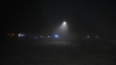 Gece vakti sis ve dumandan başka bir şey yok. - Evet. Yüksek kalite 4k görüntü