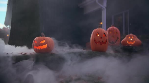 Kouř Vychází Halloweenských Dýní Poblíž Domu Vysoce Kvalitní Záběry — Stock video