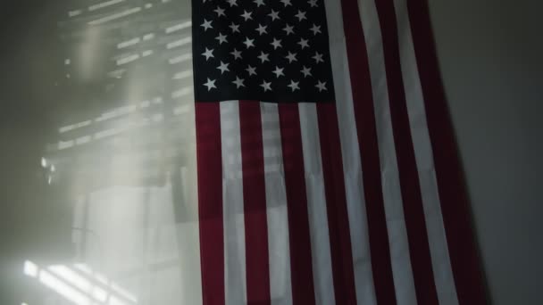 Bendera Amerika Serikat Digantung Rumah Atau Kantor Rekaman Berkualitas Tinggi — Stok Video