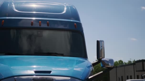 卡车停在停车场里 顶部视图 移动相机 高质量的4K镜头 — 图库视频影像