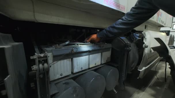 Mécanicien Vérifiant Batterie Voiture Garage Centre Service Voiture Technicien Réparateur — Video