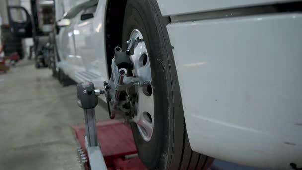 Camión Encuentra Puesto Alineación Ruedas Camión Taller Reparación Imágenes Alta — Vídeos de Stock