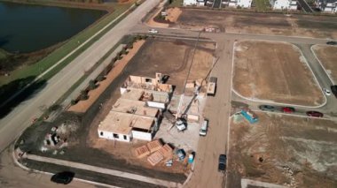 Güneşli bir günde, hava manzaralı yeni ev ahşap çerçeve kirişleri altında. Yüksek kalite 4k görüntü