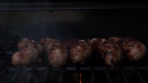 在烤架上用香肠打开炭烤烤架 慢动作高质量的4K镜头 — 图库视频影像