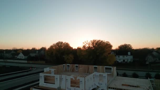 Вид Воздуха Новый Строящийся Деревянный Дом Обрамляющий Балки Солнечный День — стоковое видео