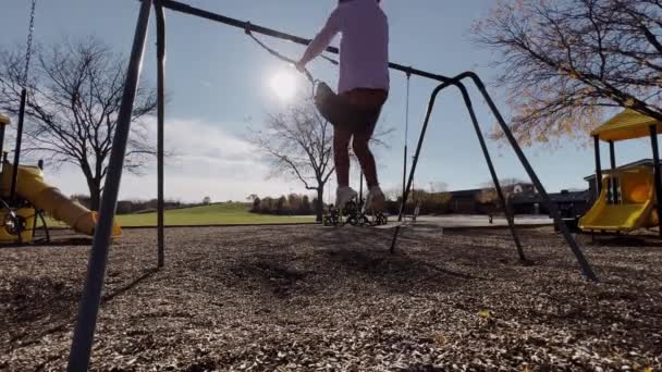 Meisje Zwaait Het Park Hoge Kwaliteit Beeldmateriaal — Stockvideo