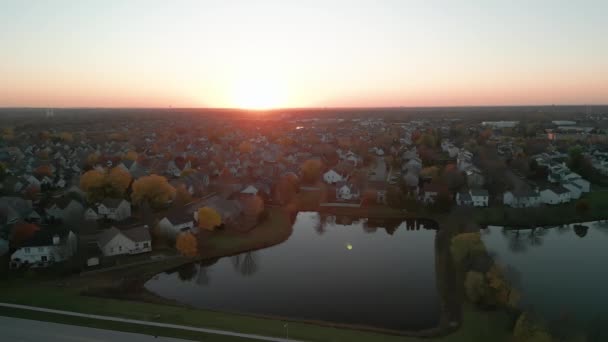 Vista Drone Subúrbio Americano Outono Estabelecendo Tiro Vizinhança Imagens Alta — Vídeo de Stock