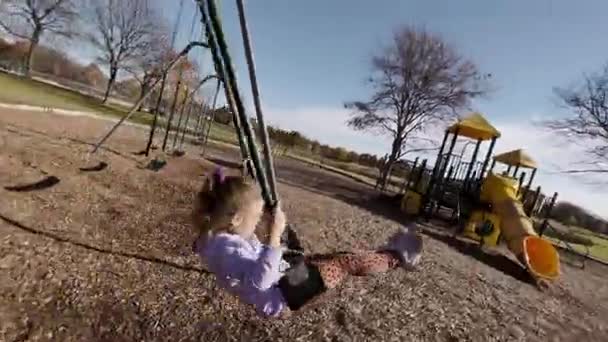 Маленькая Девочка Качается Качелях Парке Высококачественные Кадры — стоковое видео