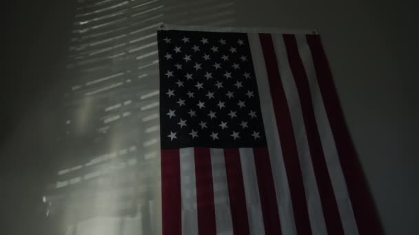 Bandeira Dos Eua Está Pendurada Uma Casa Escritório Imagens Alta — Vídeo de Stock