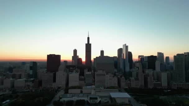 シカゴ イリノイ アメリカシカゴ ダウンタウンの超高層ビルの空中ドローンビュー 高品質4K映像 — ストック動画