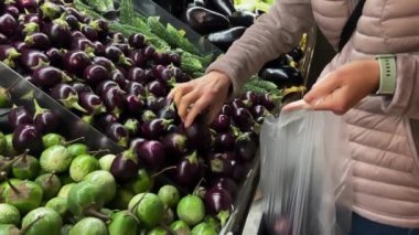 Kadın eli markette sebze seçer. Markette sebzeli tezgah. Yüksek kalite 4k görüntü