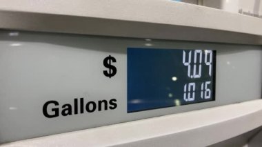 Benzin istasyonunun sayaç fiyatı benzin fiyatlarını artırarak yakıt ikmalini kapat. - Evet. Yüksek kalite 4k görüntü