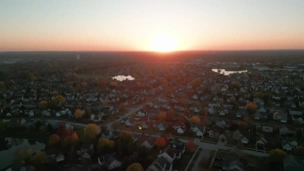 Pemandangan Kota Pinggiran Amerika Drone Musim Gugur Mendirikan Foto Lingkungan — Stok Video
