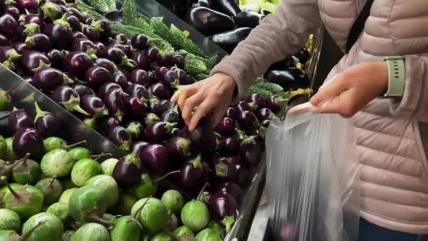 Mão Feminina Escolhe Legumes Mercado Contador Com Legumes Uma Mercearia — Vídeo de Stock