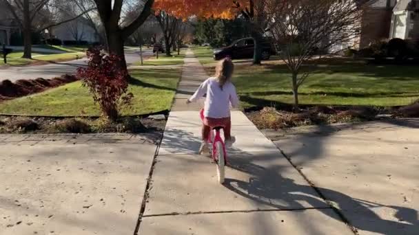Gadis Kecil Bersepeda Taman Pinggiran Kota Pada Hari Musim Gugur — Stok Video