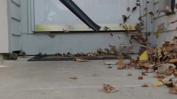 男人在房子附近吹树叶的慢镜头 是的高质量的4K镜头 — 图库视频影像