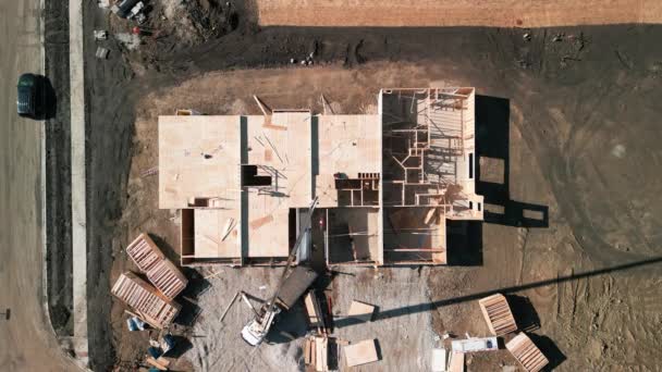 Αεροφωτογραφία Του Ένα Νέο Σπίτι Κάτω Από Την Κατασκευή Ξύλινα — Αρχείο Βίντεο