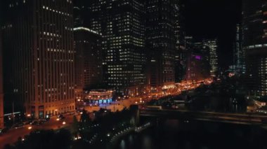 Chicago Illinois ABD 'de akşam vakti Chicago şehir merkezindeki gökdelenlerin geniş bir görüntüsü. Yüksek kalite 4k görüntü