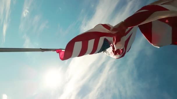 Lanzamiento Cámara Lenta Ángulo Bajo Bandera Estadounidense Soplando Viento Imágenes — Vídeos de Stock