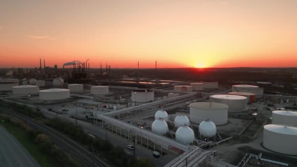 在黄昏时分 在炼油厂石化厂的空中拍摄石油和天然气汽油燃料箱 高质量的4K镜头 — 图库视频影像